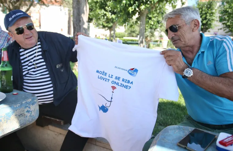 KERUM SPLIĆANIMA DIJELIO SRDELE I MAJICE S NATPISOM: 'Može li se riba loviti online?'
