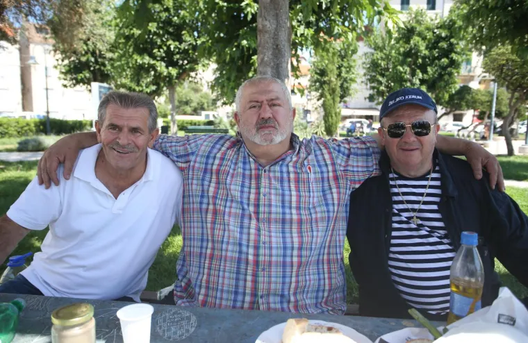 KERUM SPLIĆANIMA DIJELIO SRDELE I MAJICE S NATPISOM: 'Može li se riba loviti online?'