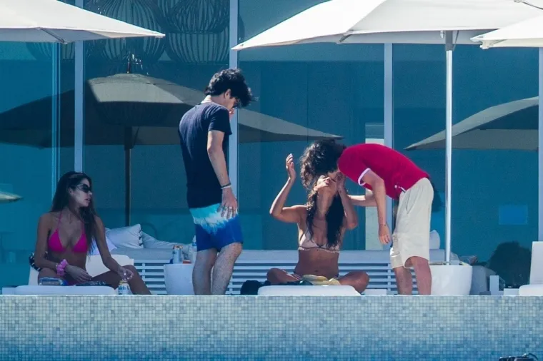 Glumicu Eizu Gonzalez (30) i glumca Timothéea Chalameta (24) paparazzi su uhvatili u jednom hotelu u Meksiku. Par je uživao u ljetnom danu na terasi te su izmjenjivali nježnosti. Timothée je prije nekoliko tjedana prekinuo vezu s kolegicom Lily Rose Depp (21). Foto: Profimedia