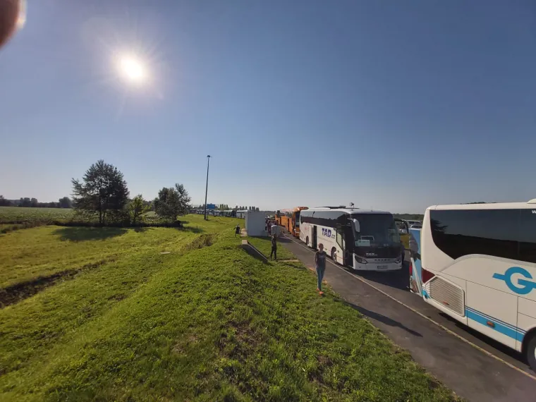 Na granici zarobljeno 3000 turista, neki stoje deset sati? 'Procedura kod ulaska u zemlju je uobičajena'