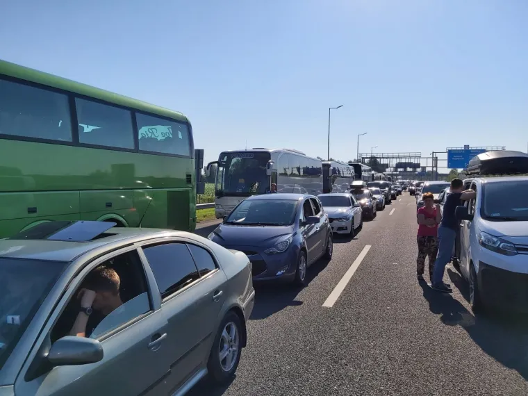 Na granici zarobljeno 3000 turista, neki stoje deset sati? 'Procedura kod ulaska u zemlju je uobičajena'