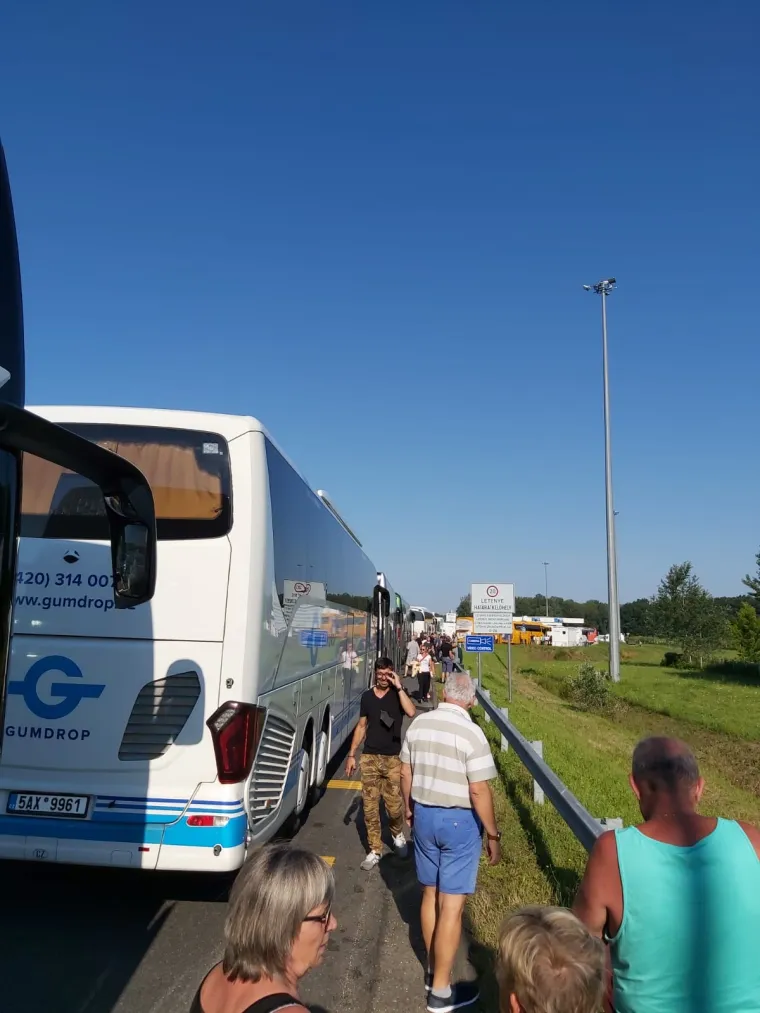 Na granici zarobljeno 3000 turista, neki stoje deset sati? 'Procedura kod ulaska u zemlju je uobičajena'