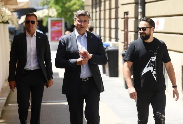 Bez obzira na pogor&scaron;anje epidemiolo&scaron;ke situacije te propisane mjere distance, čini se kako ih se Plenković, kao niti njegovi podržavatelji nisu držali Photo: Marko Lukunic/PIXSELL