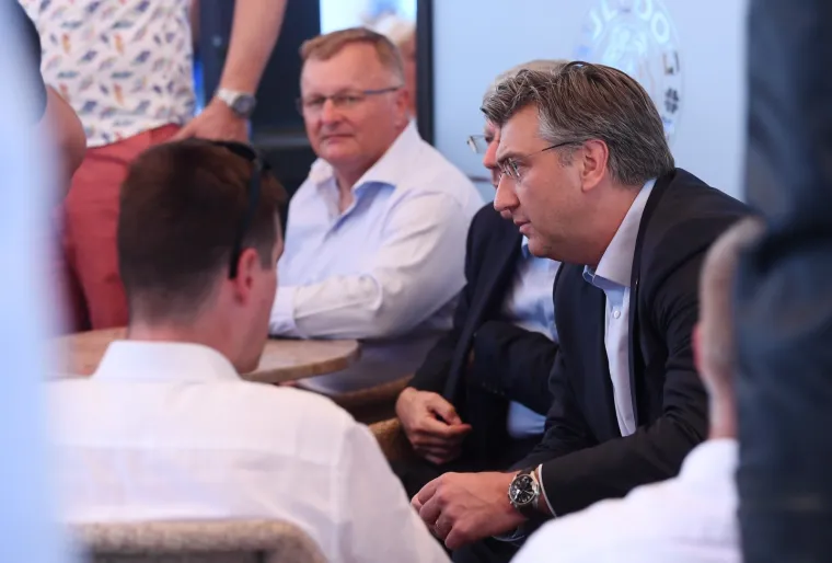 27.06.2020., Zagreb - Kandidati HDZ-a u I. izbornoj jedinici obisli su centar Zagreba i popili kavu u kaficu Buldog. Predsjednik HDZ-a Andrej Plenkovic Photo: Marko Lukunic/PIXSELL