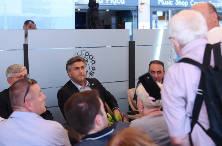 27.06.2020., Zagreb - Kandidati HDZ-a u I. izbornoj jedinici obisli su centar Zagreba i popili kavu u kaficu Buldog. Predsjednik HDZ-a Andrej Plenkovic Photo: Marko Lukunic/PIXSELL