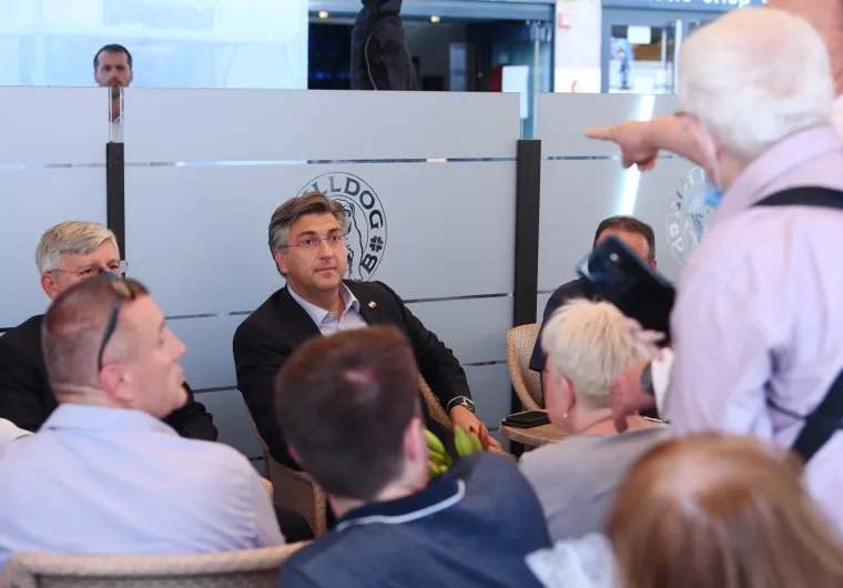 Kandidati HDZ-a u I. izbornoj jedinici, među kojima je i predsjednik stranke Andrej Plenković, obi&scaron;li su centar Zagreba i popili kavu u kafiću Photo: Marko Lukunic/PIXSELL