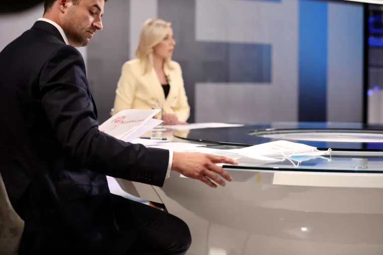 Pogledajte izraze lica: Ljutiti rivali Bernardić i Plenković o&scaron;tro su krenuli u sučeljavanje na RTL-u!