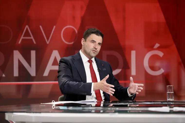 Pogledajte izraze lica: Ljutiti rivali Bernardić i Plenković o&scaron;tro su krenuli u sučeljavanje na RTL-u!