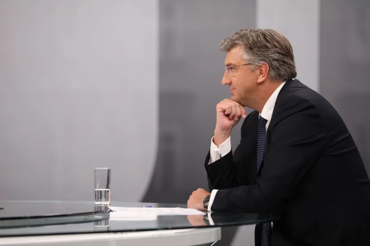 Pogledajte izraze lica: Ljutiti rivali Bernardić i Plenković o&scaron;tro su krenuli u sučeljavanje na RTL-u!