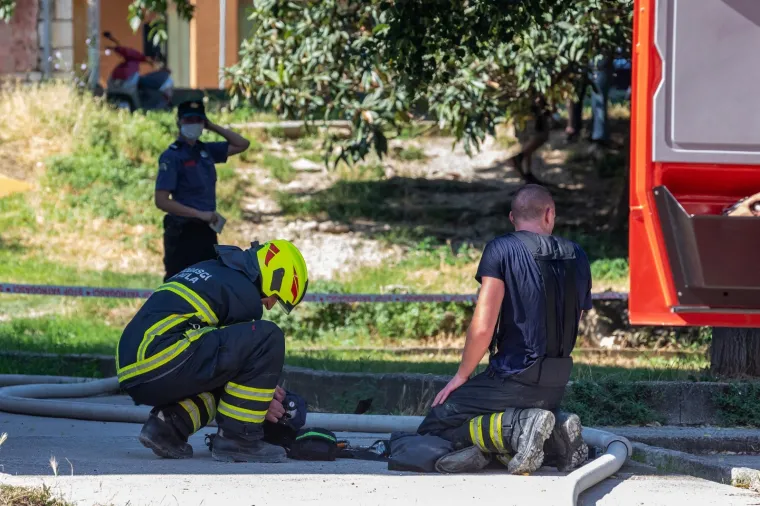 Pula: Pogledajte kako su vatrogasci ugasili požar na četvrtom katu u Tomasinijevoj ulici
