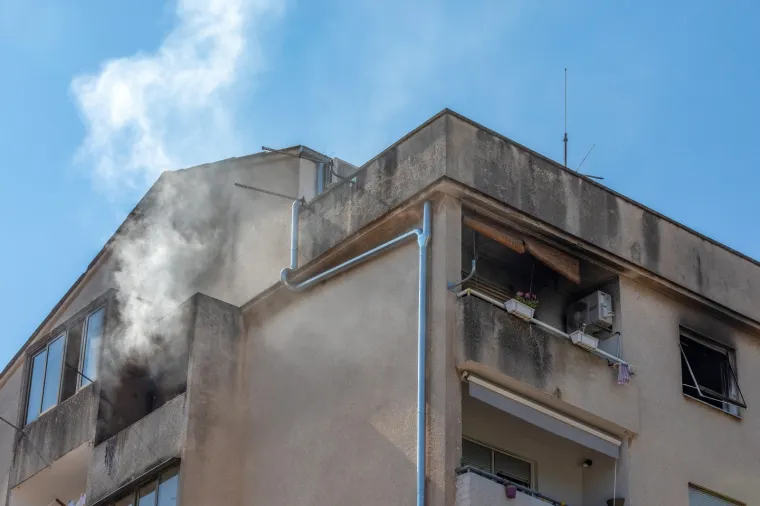 Pula: Pogledajte kako su vatrogasci ugasili požar na četvrtom katu u Tomasinijevoj ulici