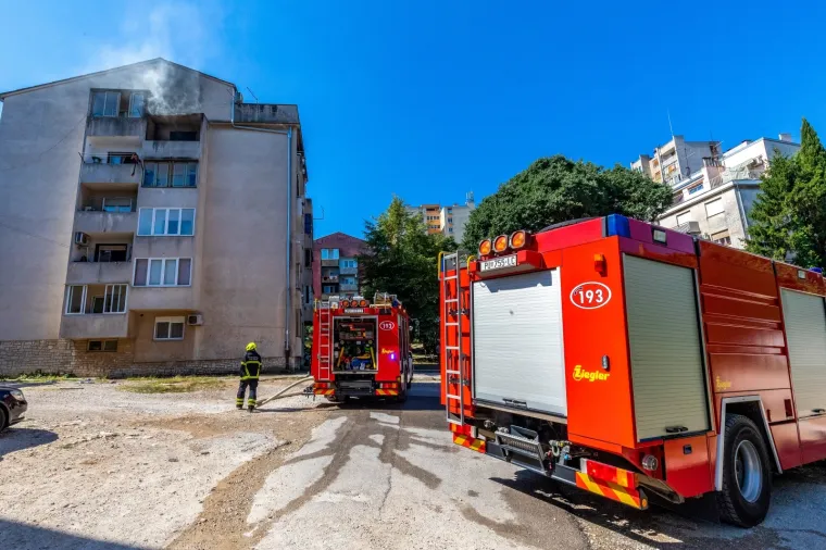 Pula: Pogledajte kako su vatrogasci ugasili požar na četvrtom katu u Tomasinijevoj ulici