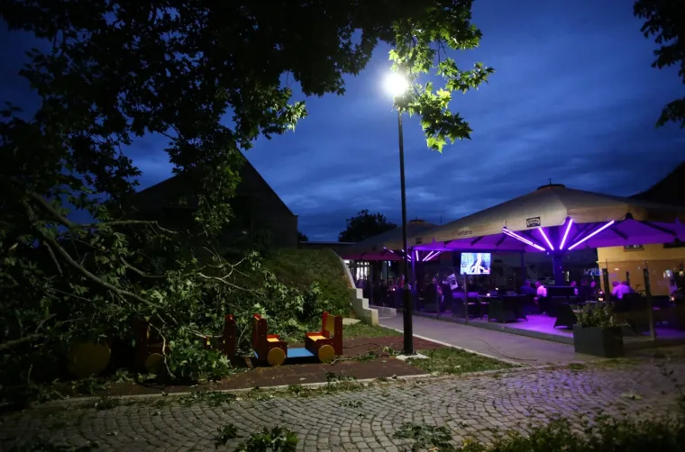 Nevrijeme pogodilo Zagreb i okolicu: Vjetar sru&scaron;io krov na zgradi i stabla u parku