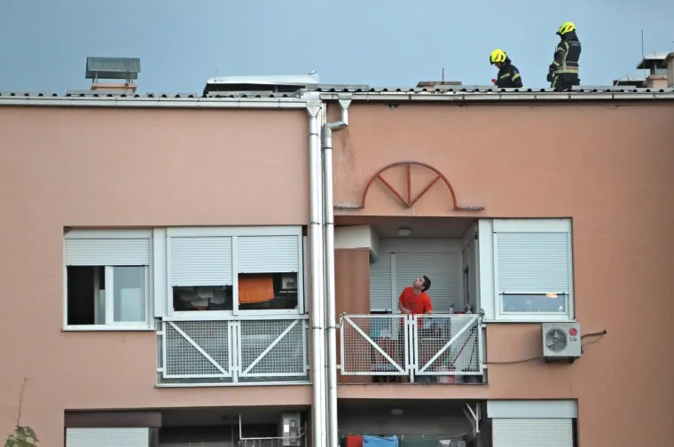 Nevrijeme pogodilo Zagreb i okolicu: Vjetar sru&scaron;io krov na zgradi i stabla u parku