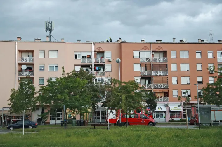 Nevrijeme pogodilo Zagreb i okolicu: Vjetar sru&scaron;io krov na zgradi i stabla u parku