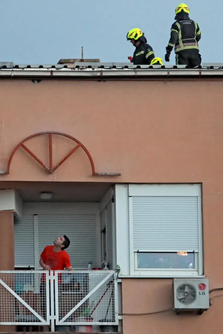 Nevrijeme pogodilo Zagreb i okolicu: Vjetar sru&scaron;io krov na zgradi i stabla u parku