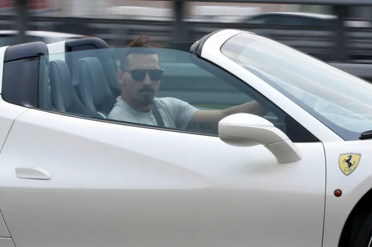 Zlatan Ibrahimović opet je bio u centru pažnje zbog svog automobila. Nakon &scaron;to je u Stockholmu zaradio kaznu jer je jurio ulicama svojim neregistriranim Ferrarijem Monza SP2, pojavio se u Milanu u novoj jurilici.