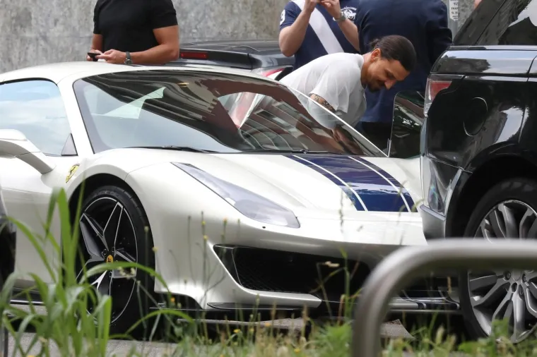 Cijena je, kako bi se reklo, prava sitnica. Zlatanov Ferrari ko&scaron;ta gotovo 300 tisuća eura, &scaron;to je oko 2,3 milijuna kuna.