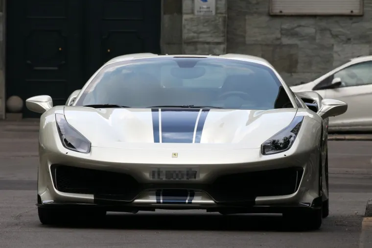 [FOTO] ZLATAN SE PO MILANU VOZI U NOVOM, BOLESNO SKUPOM FERRARIJU: Pogledajte kako izgleda zvijer od 710 konjskih snaga