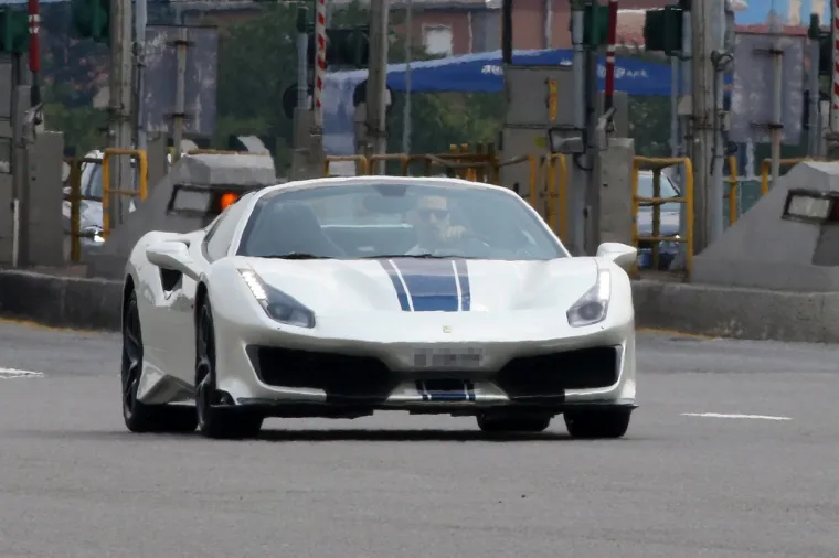 [FOTO] ZLATAN SE PO MILANU VOZI U NOVOM, BOLESNO SKUPOM FERRARIJU: Pogledajte kako izgleda zvijer od 710 konjskih snaga