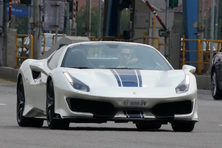 [FOTO] ZLATAN SE PO MILANU VOZI U NOVOM, BOLESNO SKUPOM FERRARIJU: Pogledajte kako izgleda zvijer od 710 konjskih snaga