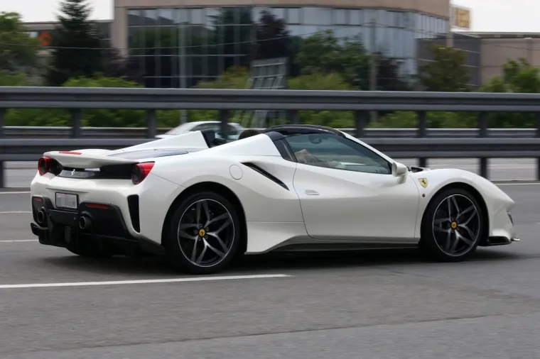 [FOTO] ZLATAN SE PO MILANU VOZI U NOVOM, BOLESNO SKUPOM FERRARIJU: Pogledajte kako izgleda zvijer od 710 konjskih snaga