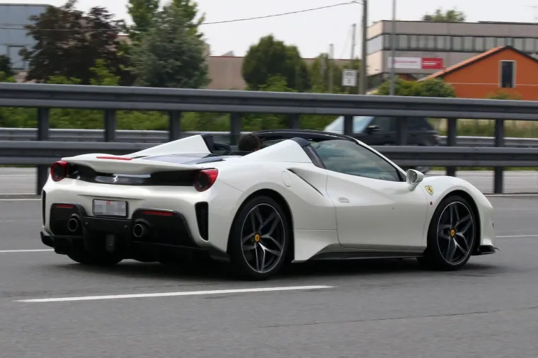 [FOTO] ZLATAN SE PO MILANU VOZI U NOVOM, BOLESNO SKUPOM FERRARIJU: Pogledajte kako izgleda zvijer od 710 konjskih snaga