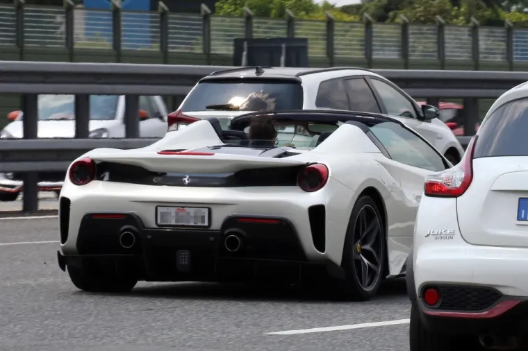 Riječ je o Ferrariju 488 Pista, zvijeri od 710 konjskih snaga koja od 0 do 100 kilometara na sat stiže za samo 2,8 sekundi.