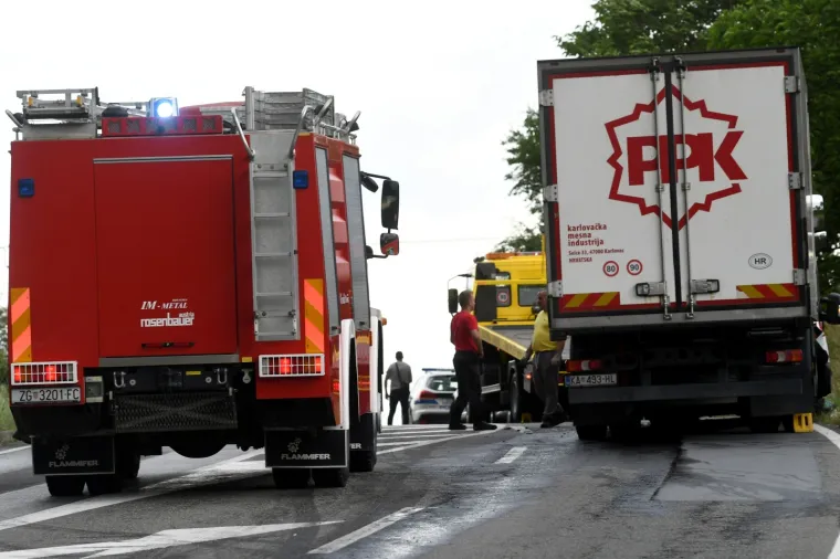 U izravnom sudaru sanitetskog vozila Doma zdravlja Bjelovarsko-bilogorske županije i kamiona u mjestu Rogoža na državnoj prometnici Garešnica - Kutina poginule su dvije osobe, a tri su teško ozlijedjene.