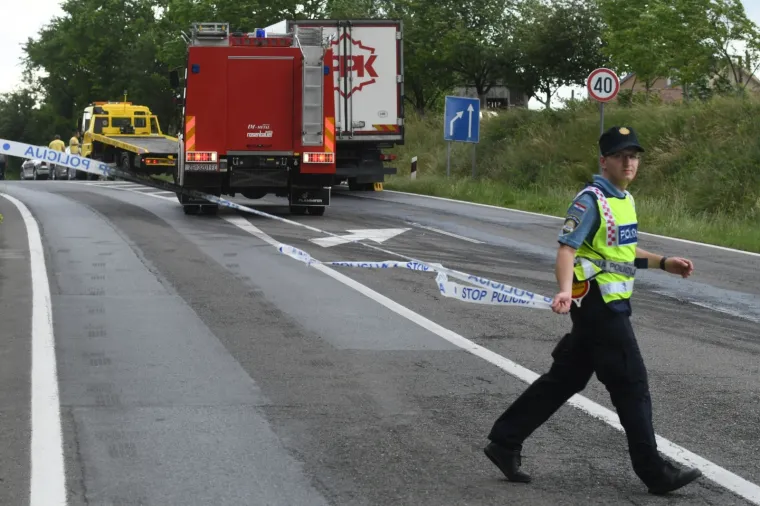 DVIJE OSOBE POGINULE KOD GAREŠNICE: Izravno su se sudarili sanitetsko vozilo Doma zdravlja i kamion