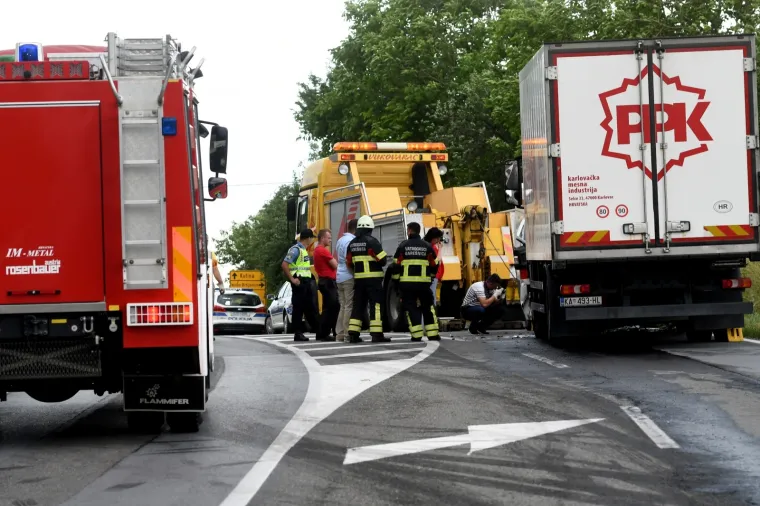 DVIJE OSOBE POGINULE KOD GAREŠNICE: Izravno su se sudarili sanitetsko vozilo Doma zdravlja i kamion