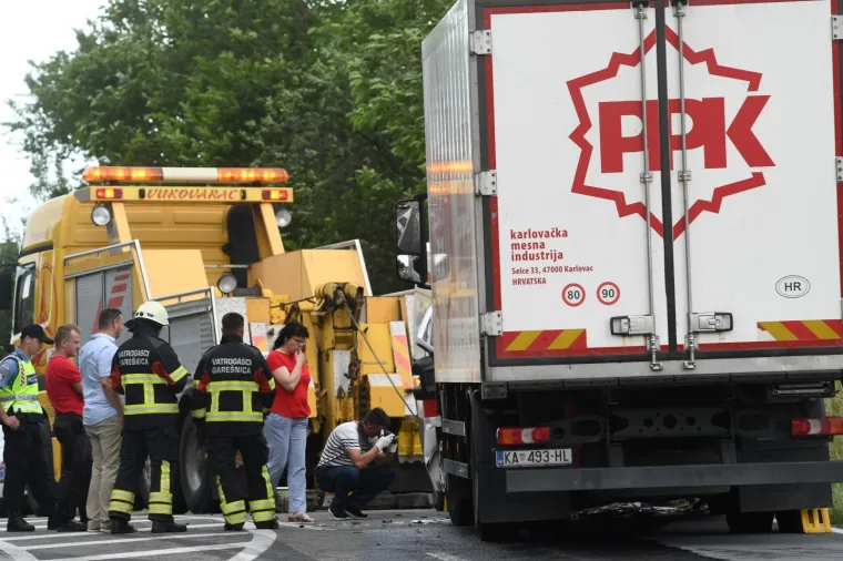DVIJE OSOBE POGINULE KOD GAREŠNICE: Izravno su se sudarili sanitetsko vozilo Doma zdravlja i kamion