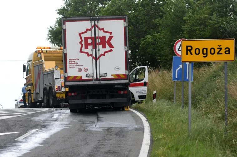 DVIJE OSOBE POGINULE KOD GAREŠNICE: Izravno su se sudarili sanitetsko vozilo Doma zdravlja i kamion