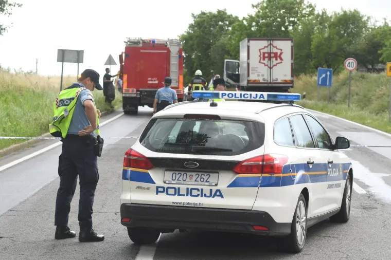 DVIJE OSOBE POGINULE KOD GAREŠNICE: Izravno su se sudarili sanitetsko vozilo Doma zdravlja i kamion