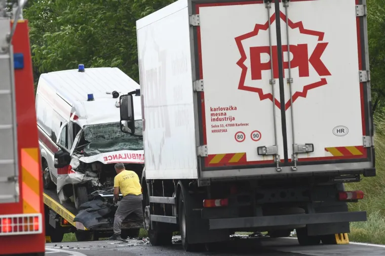 DVIJE OSOBE POGINULE KOD GAREŠNICE: Izravno su se sudarili sanitetsko vozilo Doma zdravlja i kamion