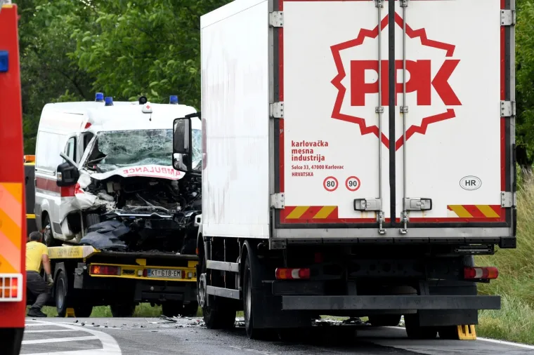 DVIJE OSOBE POGINULE KOD GAREŠNICE: Izravno su se sudarili sanitetsko vozilo Doma zdravlja i kamion
