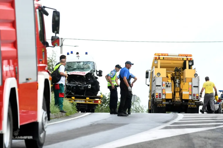 DVIJE OSOBE POGINULE KOD GAREŠNICE: Izravno su se sudarili sanitetsko vozilo Doma zdravlja i kamion