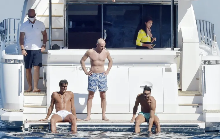 GEORGINA I RONALDO SNIMLJENI NA ODMORU: Portugalac i njegova lijepa djevojka uhvaćeni dok uživaju na jahti