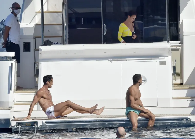 GEORGINA I RONALDO SNIMLJENI NA ODMORU: Portugalac i njegova lijepa djevojka uhvaćeni dok uživaju na jahti