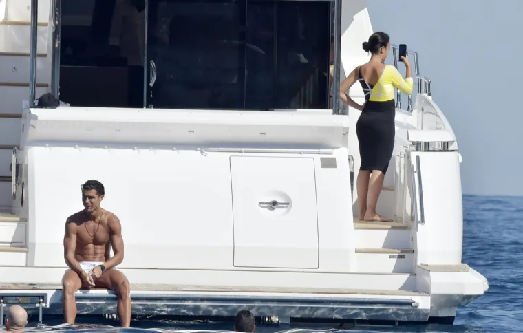 GEORGINA I RONALDO SNIMLJENI NA ODMORU: Portugalac i njegova lijepa djevojka uhvaćeni dok uživaju na jahti
