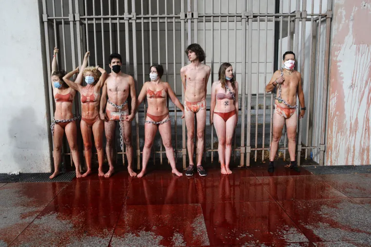 Prosvjednici za klimu u Francuskoj prolijevali lažnu krv i vezali se za ogradu Ministarstva gospodarstva i financija