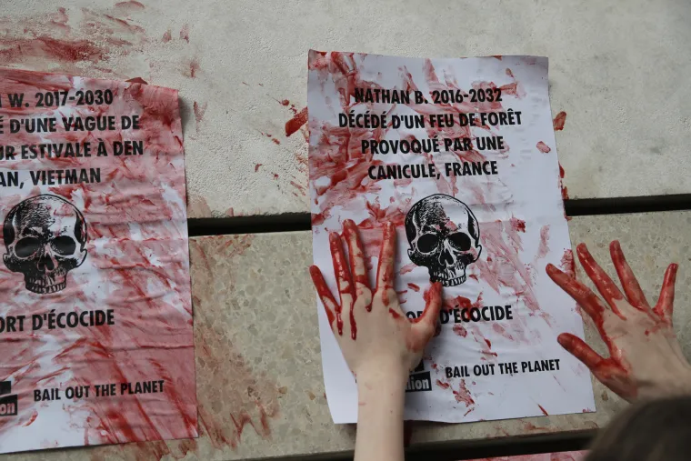 Prosvjednici za klimu u Francuskoj prolijevali lažnu krv i vezali se za ogradu Ministarstva gospodarstva i financija