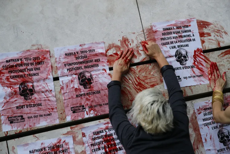 Prosvjednici za klimu u Francuskoj prolijevali lažnu krv i vezali se za ogradu Ministarstva gospodarstva i financija