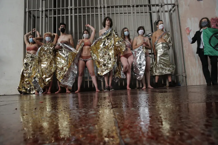 Prosvjednici za klimu u Francuskoj prolijevali lažnu krv i vezali se za ogradu Ministarstva gospodarstva i financija