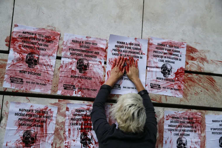 Prosvjednici za klimu u Francuskoj prolijevali lažnu krv i vezali se za ogradu Ministarstva gospodarstva i financija