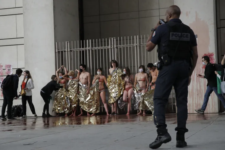 Prosvjednici za klimu u Francuskoj prolijevali lažnu krv i vezali se za ogradu Ministarstva gospodarstva i financija