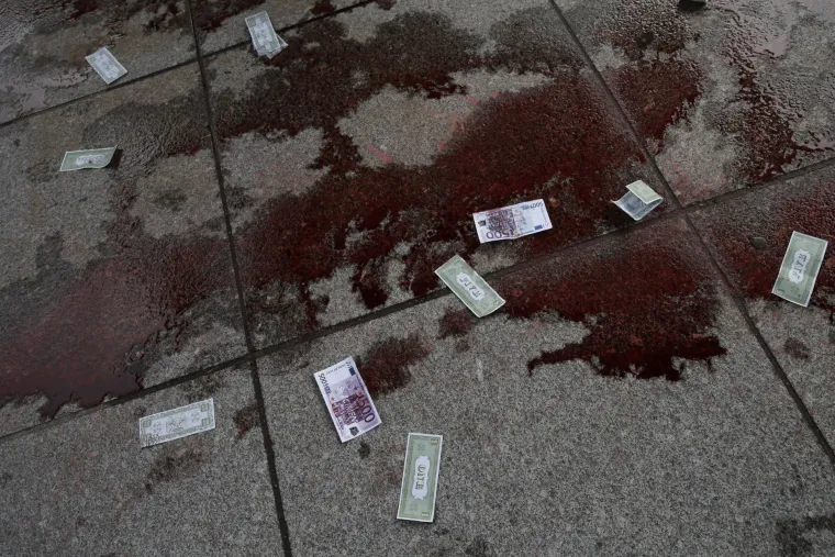 Prosvjednici za klimu u Francuskoj prolijevali lažnu krv i vezali se za ogradu Ministarstva gospodarstva i financija