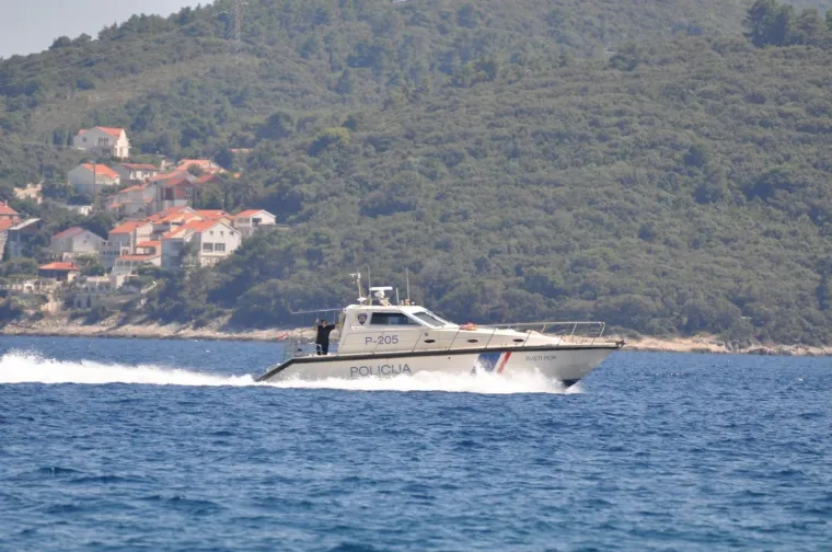 BUKNUO POŽAR U BOROVOJ ŠUMI NA PELJEŠCU: U pomoć su priskočila i tri kanadera