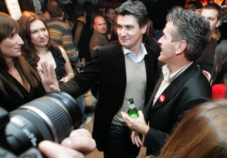 Biv&scaron;i predsjednik SDP-a Zoran Milanović s mladeži stranke 2007. godine.