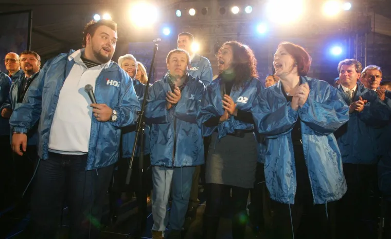 Zavr&scaron;ni predizborni skup HDZ-a na glavnom zagrebačkom trgu. Jacques Houdek, Mladen Bodalec, Ivana Banfić, Zorica Kondža.
